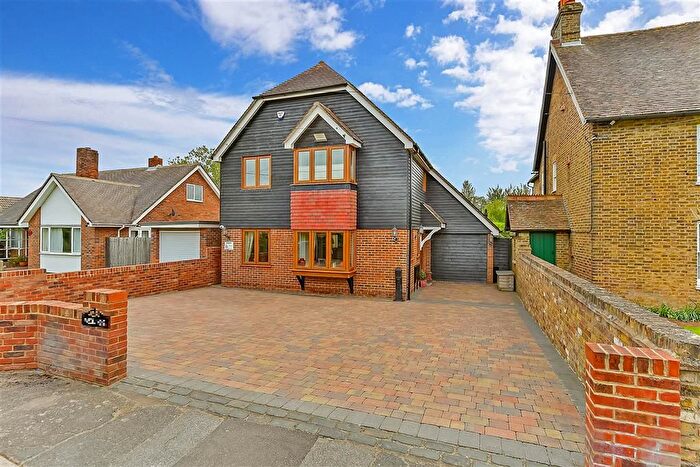 4 Bedroom Detached House For Sale In Lower Hartlip Road, Hartlip, Sittingbourne, Kent, ME9