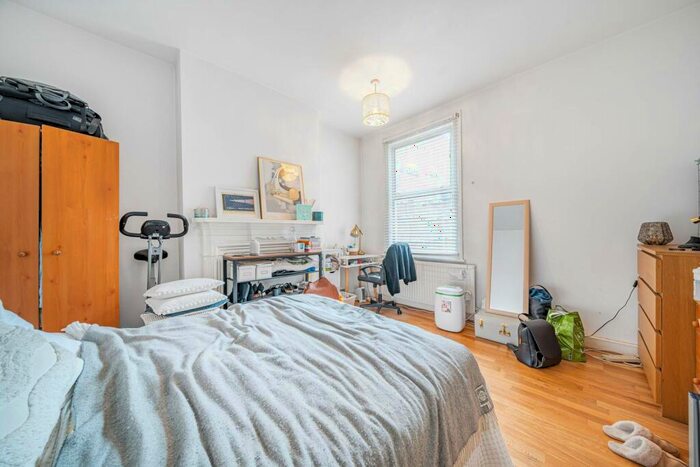 3 Bedroom Flat To Rent In Weir Road, Balham, London, SW12