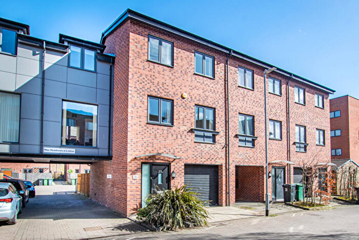 4 Bedroom Town House For Sale In Twine Street, Leeds, LS10