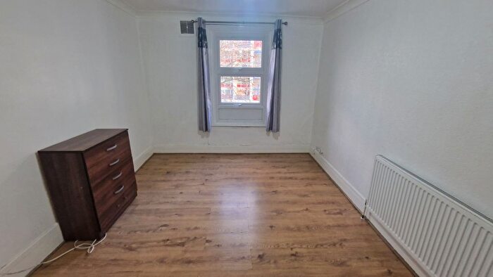 2 Bedroom Flat To Rent In Burdett Road (Top Floor Flat), Mile-End, E14