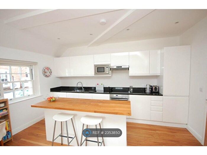 2 Bedroom Flat To Rent In Carlton Yard, Farnham, GU9