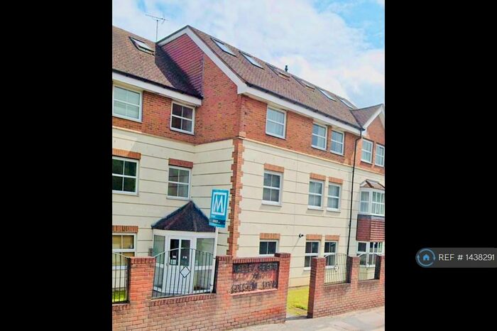 1 Bedroom Flat To Rent In Valley Heights, Whyteleafe, CR3