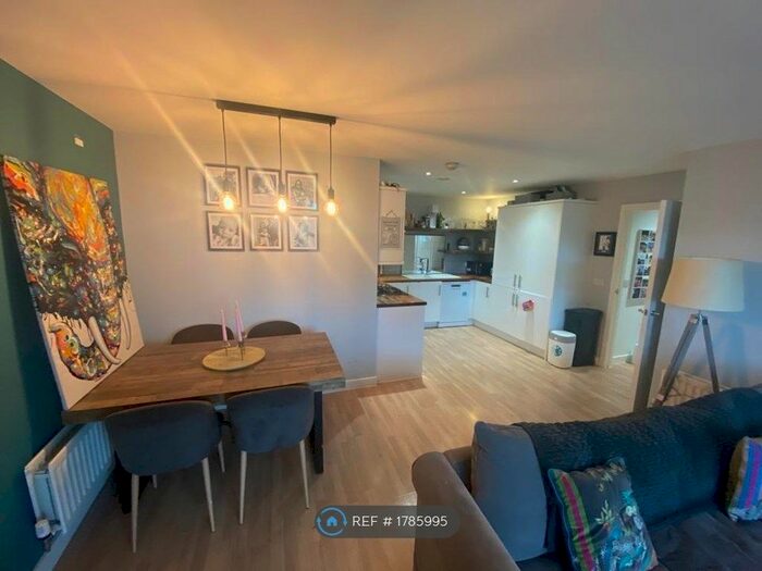 2 Bedroom Flat To Rent In Hanwell, London, W7