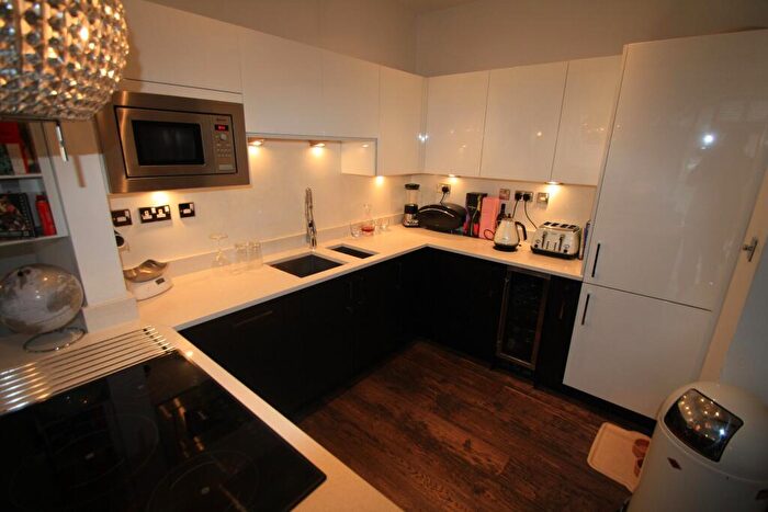 2 Bedroom Flat To Rent In Dock Street, Leeds, West Yorkshire, LS10