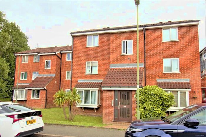 1 Bedroom Apartment To Rent In Silver Birch Close, N11