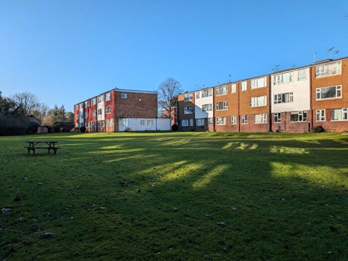 1 Bedroom Maisonette For Sale In Addlestone, Surrey, KT15