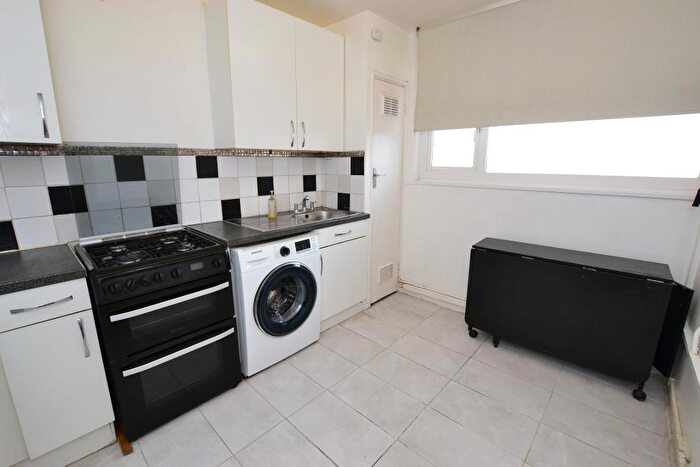 4 Bedroom Flat To Rent In Harpley Square, Stepney Green, London, E1