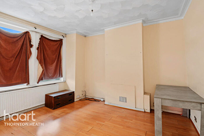 2 Bedroom Maisonette For Sale In Hythe Road, Thornton Heath, CR7