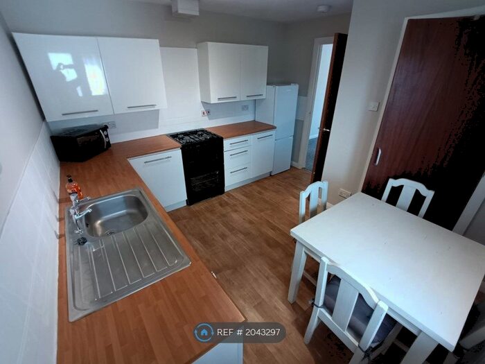 2 Bedroom Flat To Rent In Niddrie Mains Drive, Edinburgh, EH16