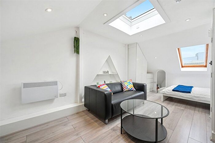 Studio To Rent In Frithville Gardens, Shepherds Bush, London, W12