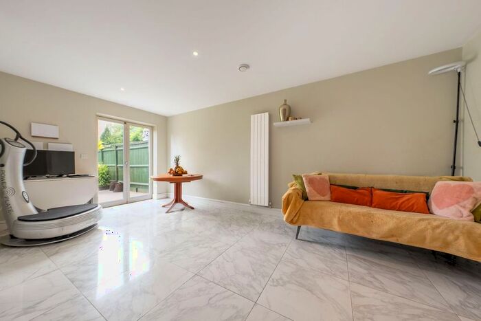 4 Bedroom Terraced House To Rent In Victoria Road, Barnet, London, EN4