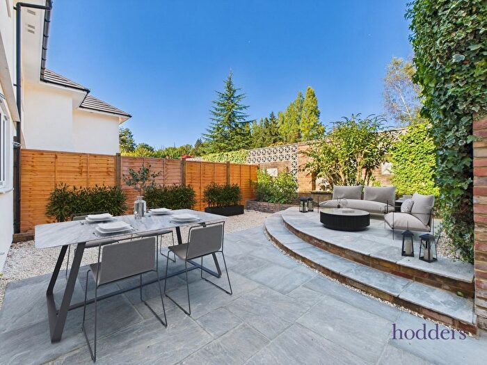 2 Bedroom Flat For Sale In Holloway Hill, Lyne, Chertsey, Surrey, KT16