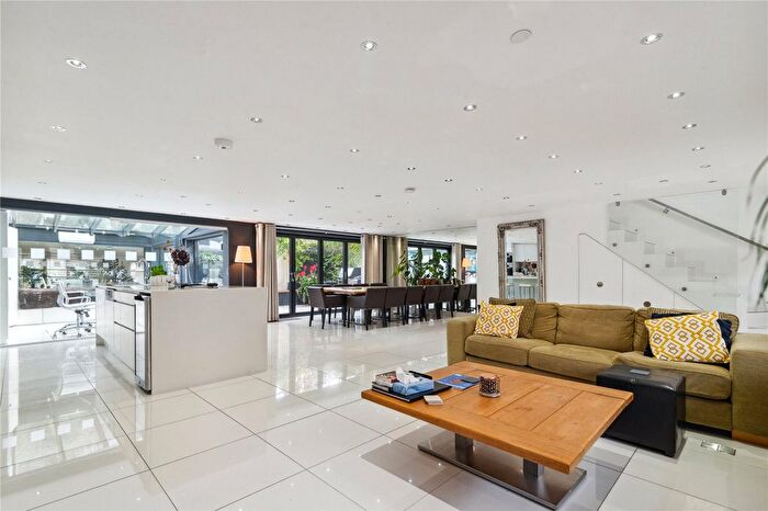 3 Bedroom End Of Terrace House To Rent In Kew Foot Road, Richmond, TW9