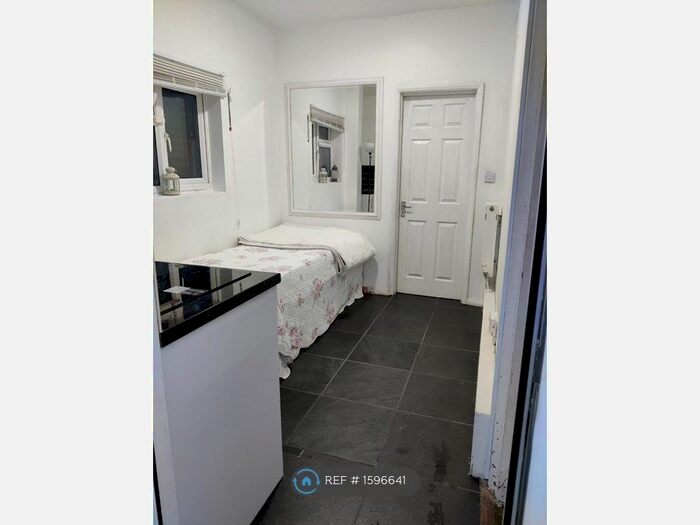 Studio To Rent In Savile Close, New Malden, KT3