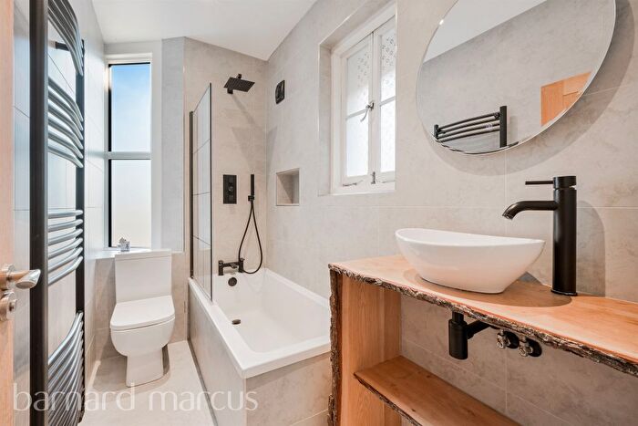 2 Bedroom Maisonette For Sale In Gatton Park Road, Redhill, RH1