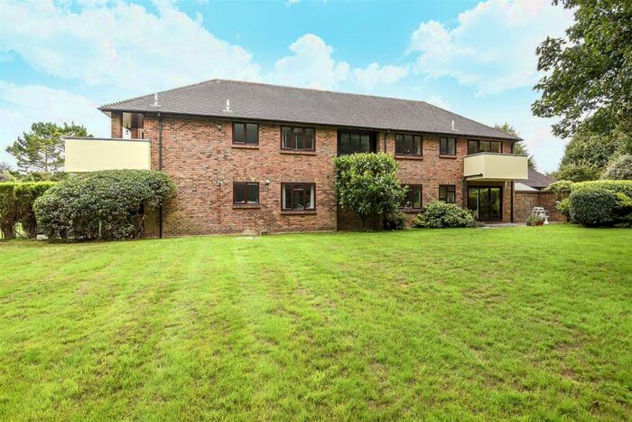 2 Bedroom Flat To Rent In Plainwood Close, Chichester, PO19