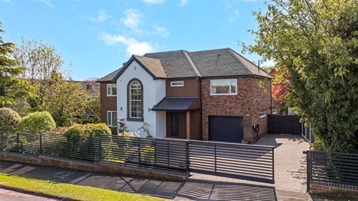 4 Bedroom Detached House For Sale In Dunstarn Drive, Leeds, LS16