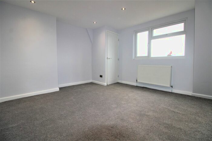 2 Bedroom Flat To Rent In The Broadway, Darkes Lane, Potters Bar EN6