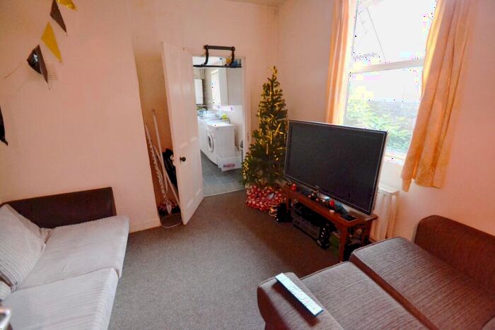 4 Bedroom Semi-Detached House To Rent In Kimbolton Avenue, Nottingham, NG7