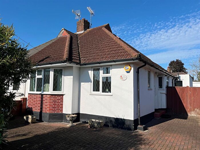 3 Bedroom Bungalow For Sale In Woodlawn Crescent, Whitton, TW2