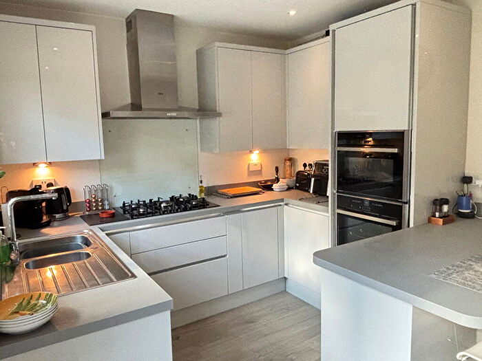 3 Bedroom Semi Detached House For Sale In West Valley Road, Hemel Hempstead, HP3