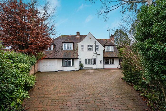 5 Bedroom Detached House For Sale In The Close, Brookmans Park, AL9