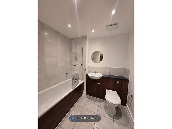 2 Bedroom Flat To Rent In Simmonds House, London, TW8