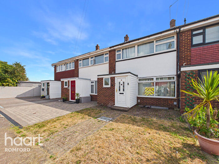 3 Bedroom Terraced House For Sale In Jubilee Close, Romford, RM7