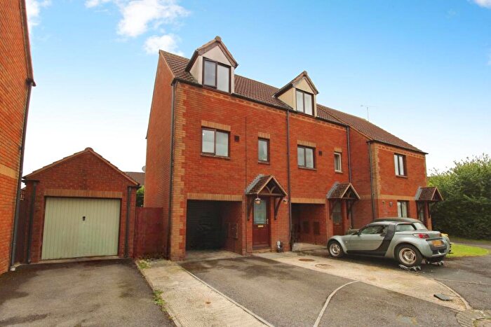 2 Bedroom End Of Terrace House For Sale In Lea Close, Swindon, SN25