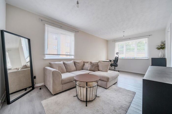 1 Bedroom Flat To Rent In Winston Close Greenhithe, DA9