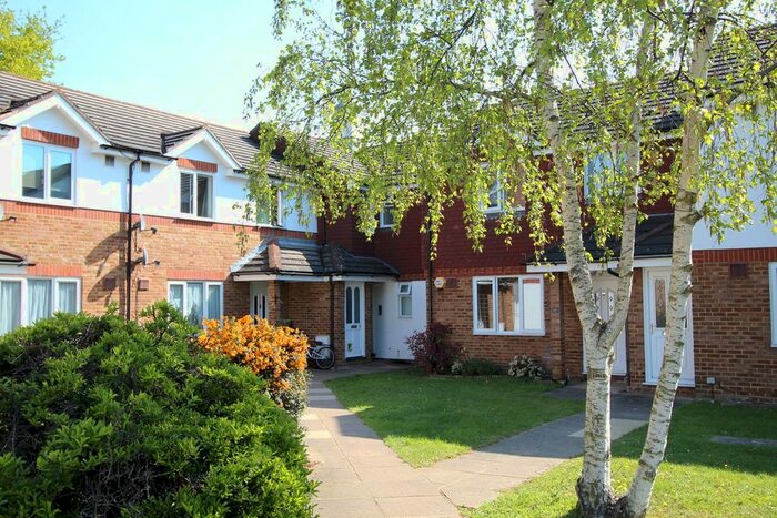 Studio To Rent In Cleveland Park, Staines-Upon-Thames, TW19