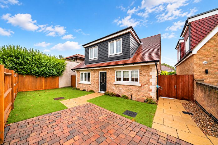 4 Bedroom Detached House For Sale In Lyndhurst Road, Bexleyheath, DA7