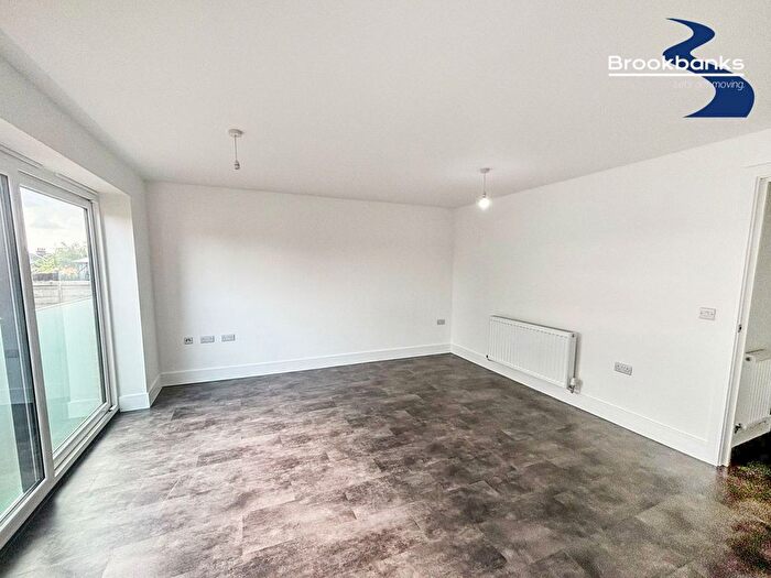 1 Bedroom Flat To Rent In Beacon Road, Chatham, Kent, ME5