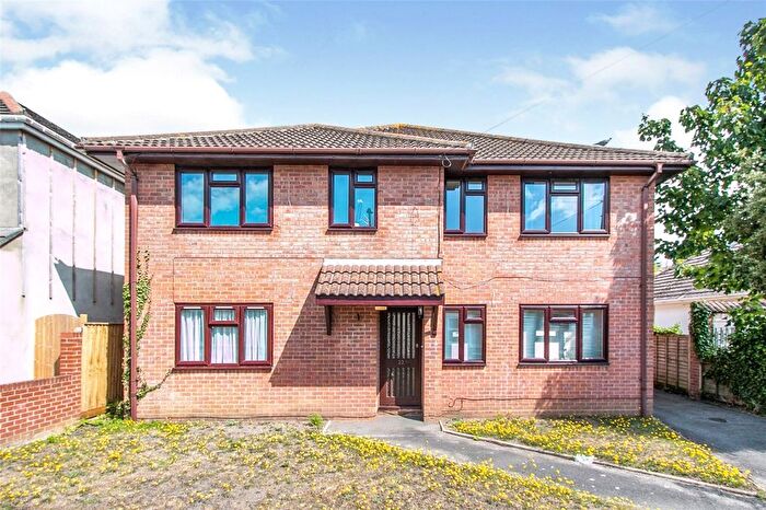 2 Bedroom Flat To Rent In Jumpers Road, Christchurch, BH23