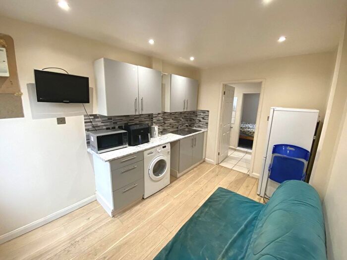 1 Bedroom Studio To Rent In Collingwood Drive, St Albans, AL2