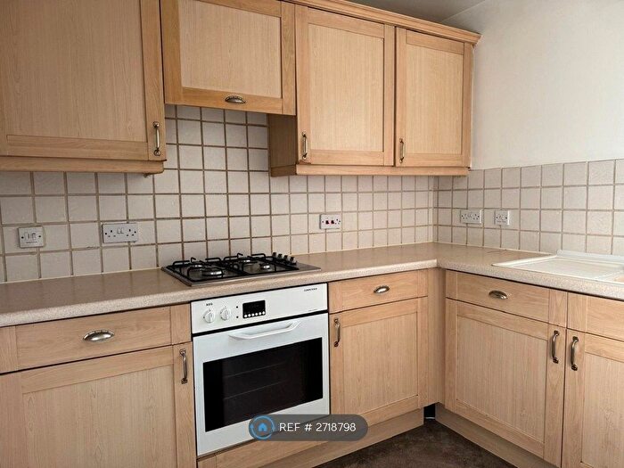 2 Bedroom Flat To Rent In Two Rivers Way, Newbury, RG14