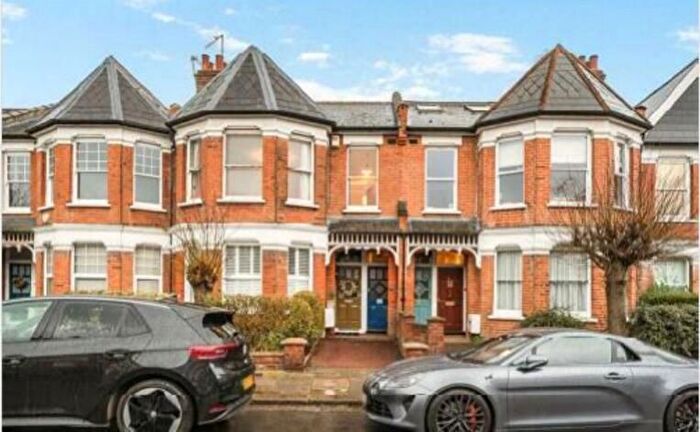 3 Bedroom Maisonette For Sale In Sedgemere Avenue, London, N2