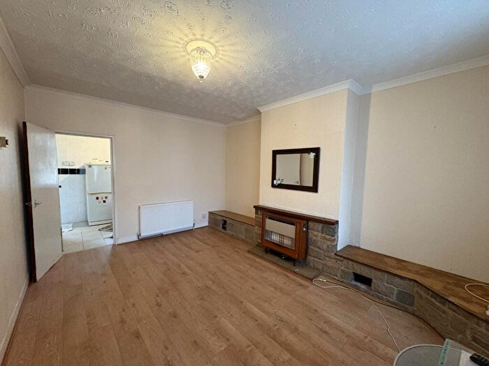 3 Bedroom End Of Terrace House To Rent In Holgate Road, Parson Cross, Sheffield, S5