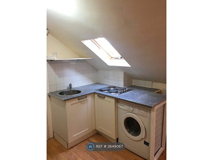 Studio To Rent In Woodlands Road, Ilford, IG1