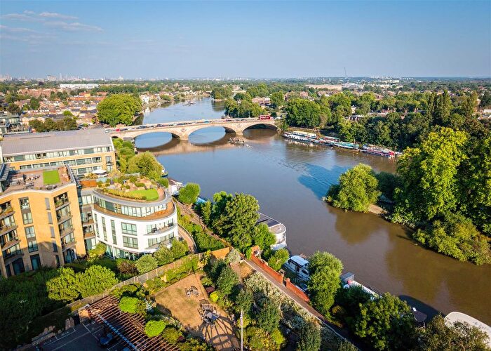 3 Bedroom Flat For Sale In Quayside House, TW8