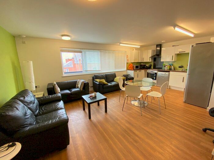 4 Bedroom Flat To Rent In Carlton House, Southampton, Hampshire, SO15