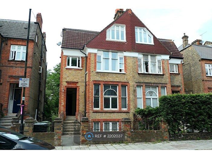 3 Bedroom Flat To Rent In Riggindale Road, London, SW16