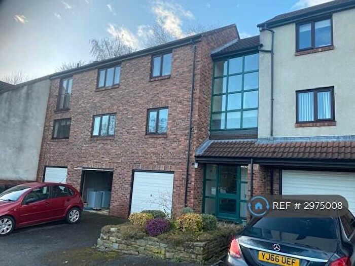2 Bedroom Flat To Rent In Baildon, Bradford, BD17