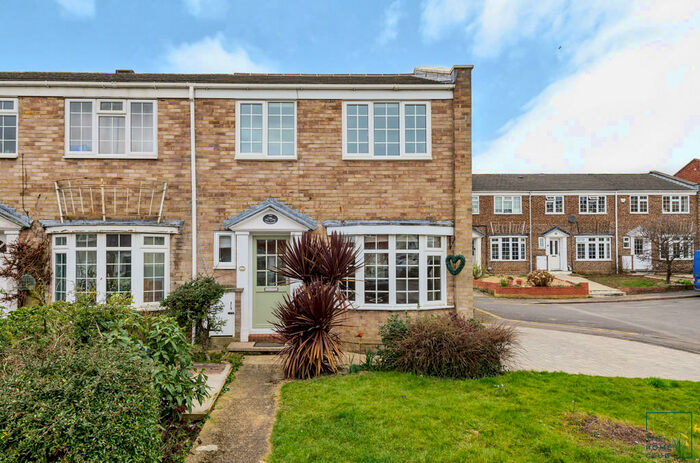 3 Bedroom End Of Terrace House To Rent In Sandalwood, Guildford, GU2