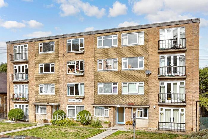 2 Bedroom Flat For Sale In Ross Road, Wallington, Surrey, SM6