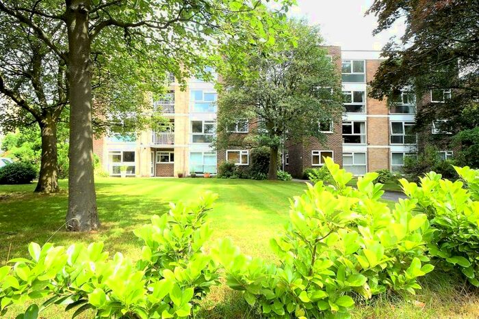 1 Bedroom Flat To Rent In Sinclair Court, Copers Cope Road, Beckenham, BR3