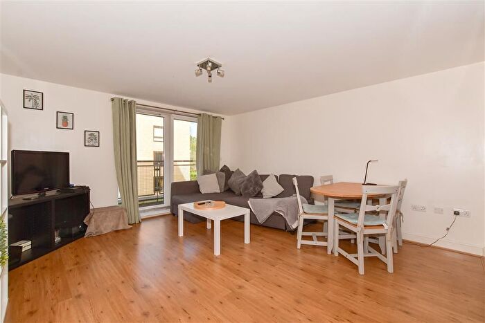 1 Bedroom Flat For Sale In Commonwealth Drive, Three Bridges, Crawley, West Sussex, RH10
