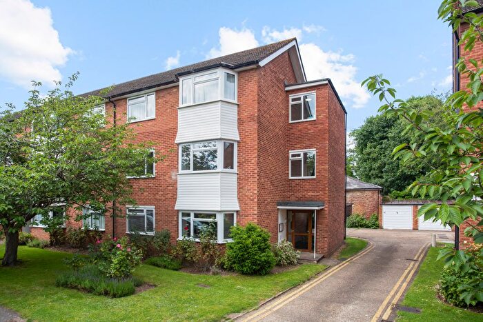 2 Bedroom Flat To Rent In Kingswood Close, Surbiton, Surrey, KT6