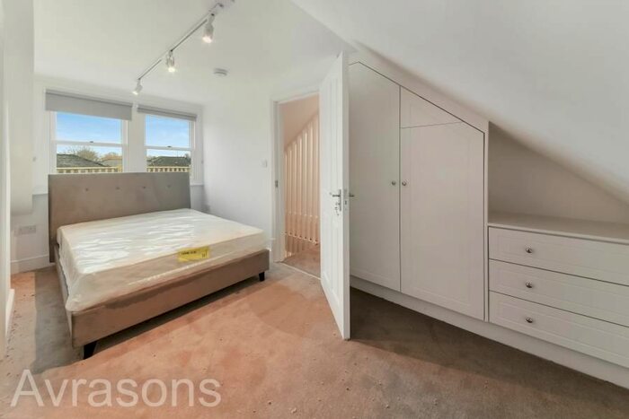 3 Bedroom Flat To Rent In Liberty Street, London, SW9