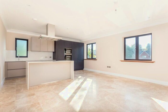3 Bedroom Apartment To Rent In Station Road The Crescent, Woldingham, CR3